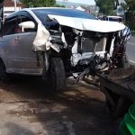 Diduga Ngantuk Supir Avanza Tabrak Tembok Rumah Warga di Cikokol