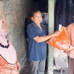 Nofrijal Deputi ADPIN BKKBN Serahkan Bantuan Gemuruh Berbagi ke Warga Bekasi Timur