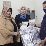 Tia Fitriani Berikan Bantuan Alat Kesehatan Kepada Masyarakat Desa Cikadut