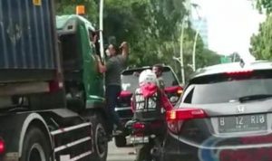 Pengemudi Mobil Pajero Perusak Kaca Truk Kontainer Diburu Polisi