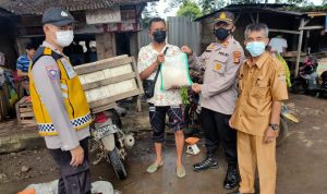 Polres Mura Bagikan Bantuan Beras Untuk Pedagang Ikan Keliling dan Sopir Angkot