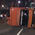 Tabrakan Beruntun Tol Semanggi, Truk Muatan Batu Terguling