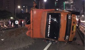 Tabrakan Beruntun Tol Semanggi, Truk Muatan Batu Terguling
