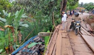 Truk Terbalik di Jembatan Darurat Lubuk Batang