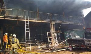 Pabrik Mebel Terbakar, Seorang Pegawai Lompat dari Lantai 2