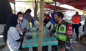 Bersama Warga, Babinsa Selajambe Karya Bhakti Bersihkan Jalan