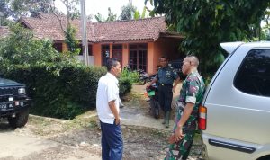 Dampingi Kasdim, Babinsa Cipetir Koramil 0607-09/Cisaat Tinjau Karbak Rencana Perbaikan Jalan