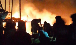 Kebakaran Rumah di Desa Tanjung Atap, Kapolsek Bantu Padamkan Api