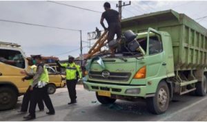 Dua Truck Adu Kambing di Simpang Sakatiga Indralaya