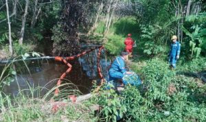 Pipa Minyak PT. Pertamina EP Adera Field Bocor Cemari Sungai dan Kebun Warga