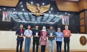 Peringatan Bulan Bung Karno, Wakil Ketua DPRD Jabar Serahkan Hadiah Lomba Kepada Pelajar