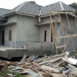 Kontur Tanah Tak Stabil, Rumah Warga di Sirah Pulau Padang Amblas