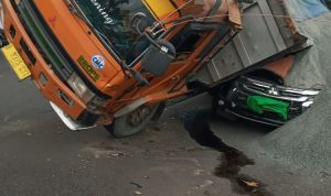 Mobil Pajero Gepeng, Tertimpa Truk di Transyogi
