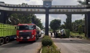 Kendaraan Truk Terguling Kecelakaan di Jalan Palembang – Indralaya KM 30