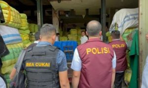 Polri Bersama Ditjen Bea Cukai Gerebek Gudang Thrifting