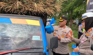 Polres Prabumulih Berbagi Takjil Gratis Kepada Pengendara