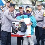 Kapolri Menyerahkan Bantuan Sebanyak 2000 Paket Sembako
