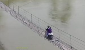 Viral, Video Seorang Ibu Kendarai Motor di Jembatan Gantung