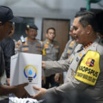 Kabaharkam Polri Berikan Bantuan Lampu Penerangan untuk Nelayan di Muara Gembong