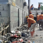DLH Bekasi Gerak Cepat Bersihkan Sampah Pascalebaran di Bahu Jalan