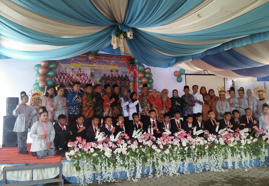 Siswa-siswi kelas VI SDN 14 Penukal, Desa Purun, PALI, mengikuti prosesi perpisahan tahun ajaran 2024/2025