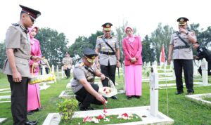 Kapolda Jabar Pimpin Ziarah di TMP Cikutra Bandung Jelang Hari Bhayangkara ke-79