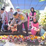 Kapolda Jabar Ziarah Ke Makam Almarhum Bripka Cecep  yang Gugur Saat Pengamanan Pesta Rakyat di Garut
