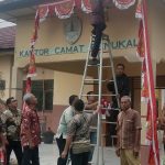 Camat Penukal Siapkan Lapangan Upacara HUT RI ke-80, Umbul-Umbul dan Baliho Mulai Dipasang