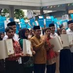 Pramono Anung Serahkan 1.238 ijazah Pada siswa Dalam Program Pemutihan Ijazah