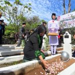 Ketua DPRD Kabupaten Bandung Hj Renie Tabur Bunga Di Taman Pahlawan Sadu Soreang.