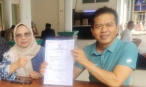 Kepala BKAD Hj Yana Rosmiana.,SH.MH.Bersama Bupati Bandung H.M Dadang Supriatna.,S.IP,.M.Si Saat menunjukan SK Pencairan Gajih Ke -14 dan THR untuk P3K Paruh Waktu.