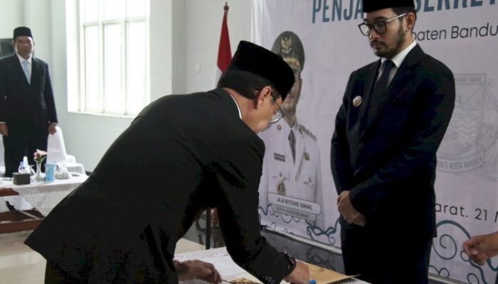 Ade Jakir Cuti,Bupati KBB Jeje Lantik Eriska Menjadi Pejabat Sekda.